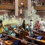 संसद की सुरक्षा में एक बड़ी चूक -लोकसभा में हर तरफ हो गया धुआं-धुआं