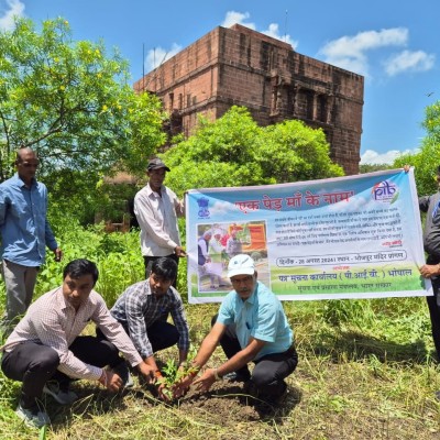 पीआईबी और सीबीसी भोपाल द्वारा 'एक पेड़ मां के नाम' अभियान के तहत भोजपुर मंदिर प्रांगण में पौधारोपण