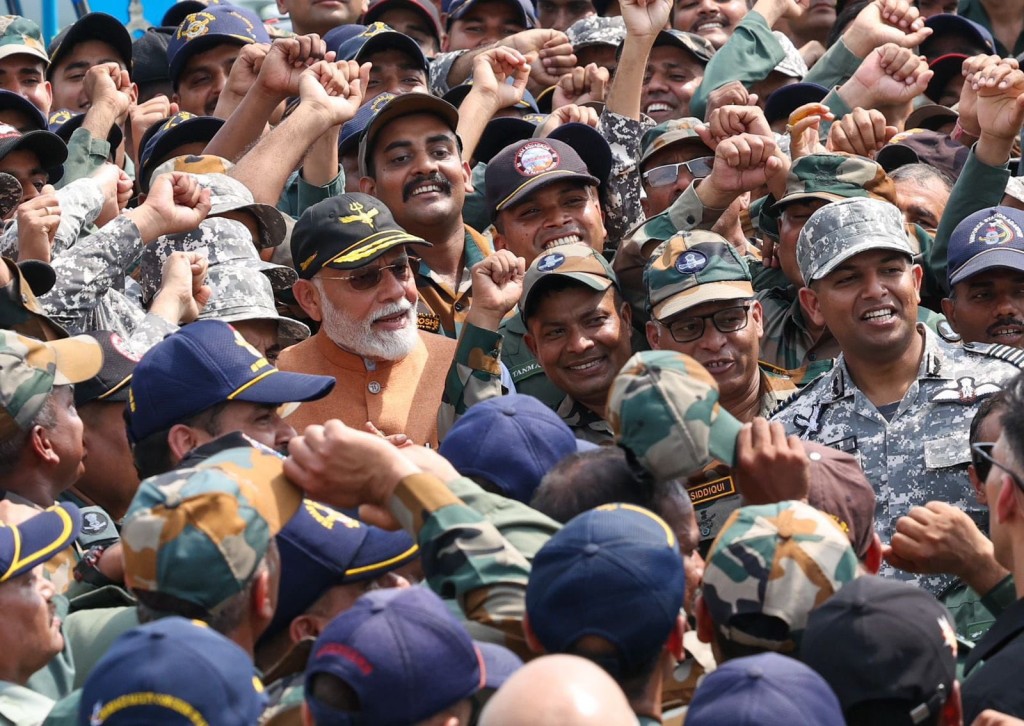 शूरवीरों को पीएम मोदी ने किया सैल्यूट