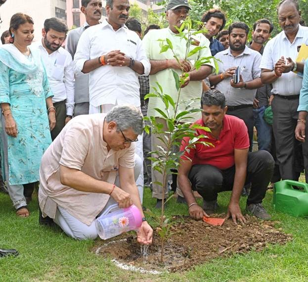 स्थानीय स्वच्छता के लिए सामुदायिक सेवा की पहल बहुत महत्वपूर्ण है: अश्विनी वैष्णव