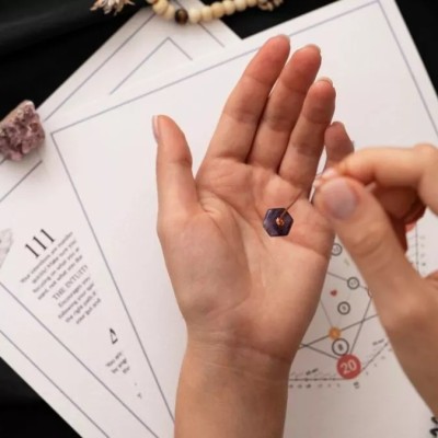 हाथों में है ये एक लकीर तो दिन रात बरसता है पैसा